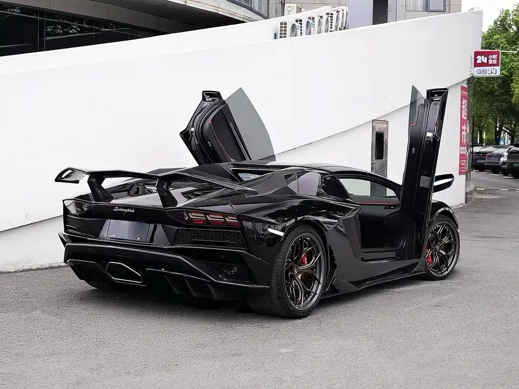 LAMBORGHINI AVENTADOR