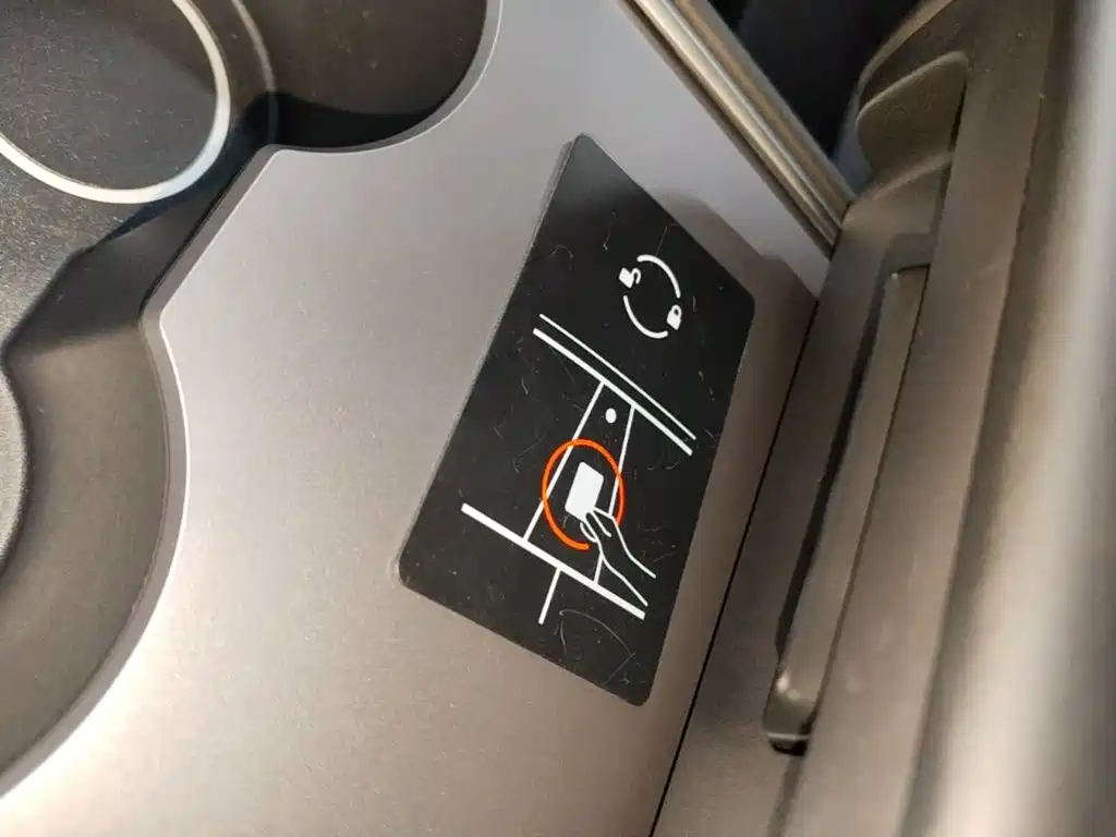 Tesla Model Y — миниатюра 9