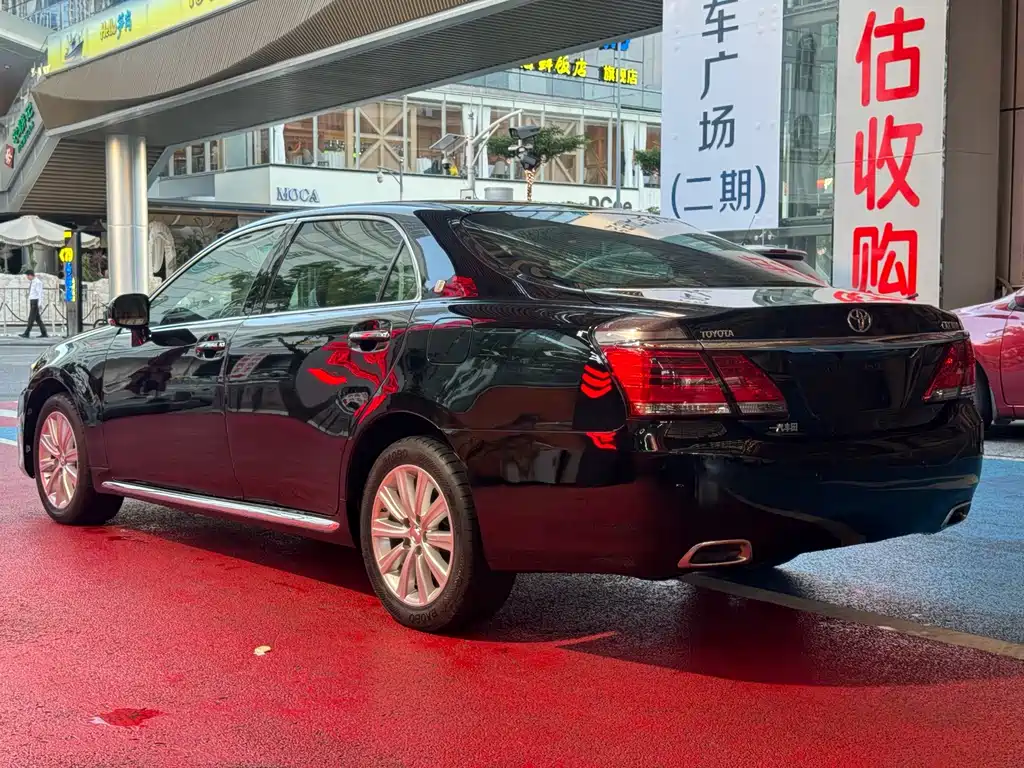 Toyota Crown — миниатюра 6