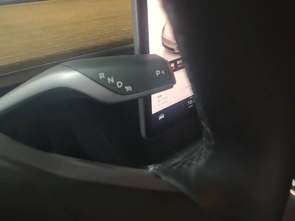 Tesla Model Y — миниатюра 14