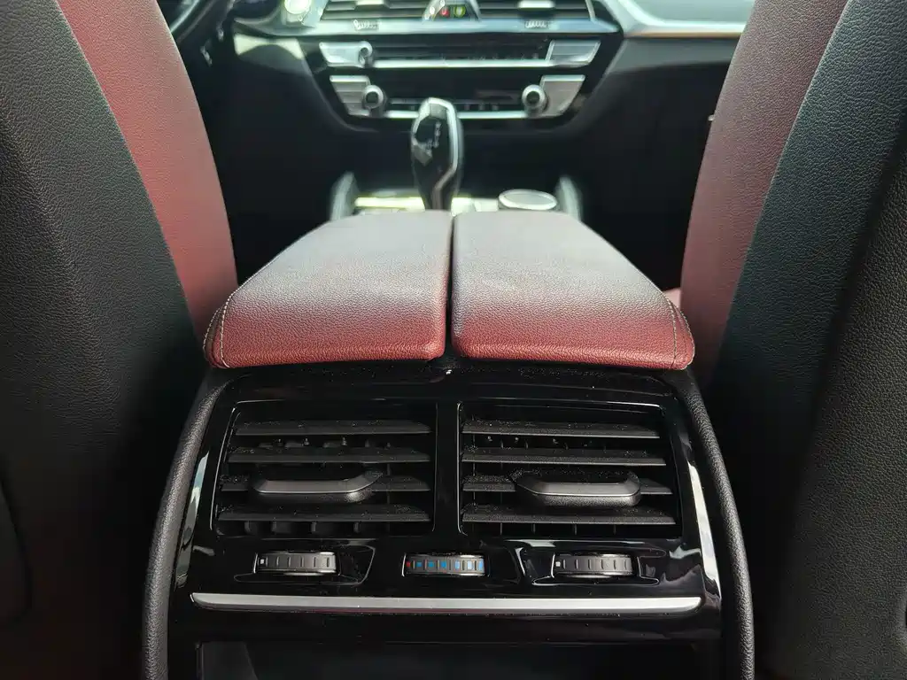 BMW 5 Series — миниатюра 12