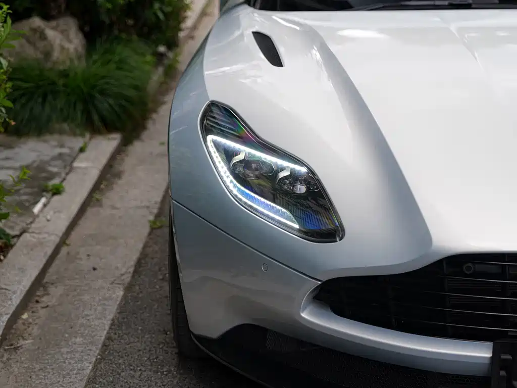 Aston Martin DB11 — миниатюра 6