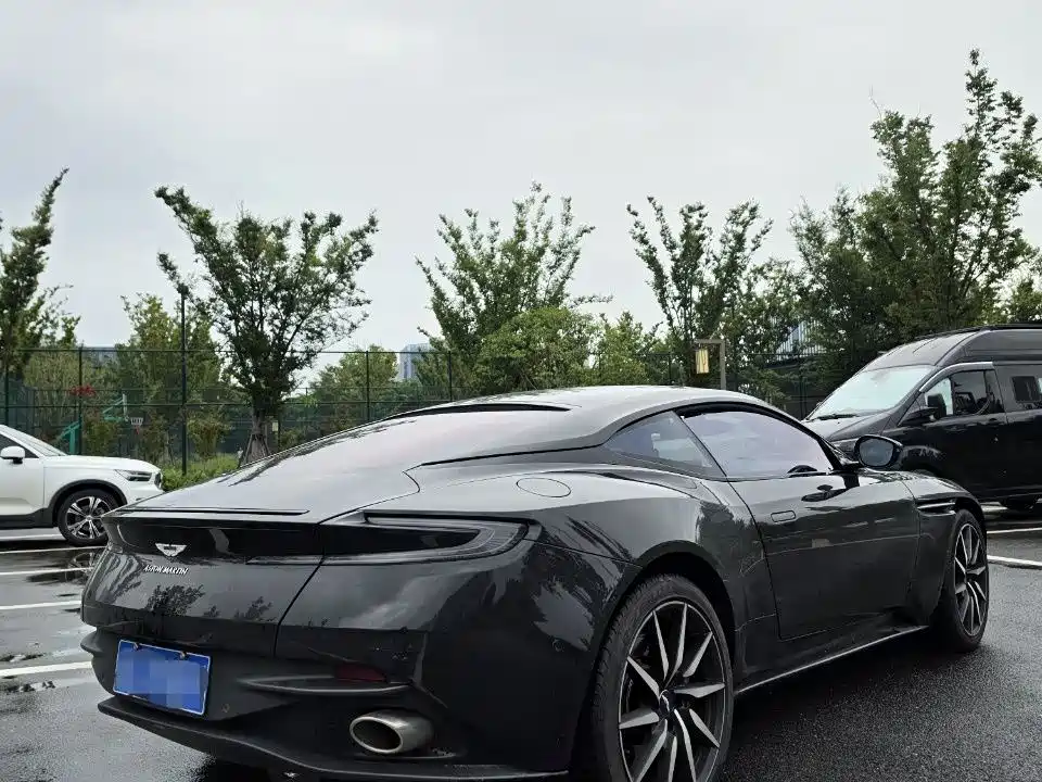 Aston Martin DB11 — миниатюра 12