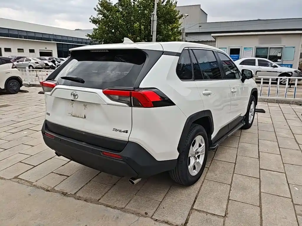 Toyota RAV4 — миниатюра 7
