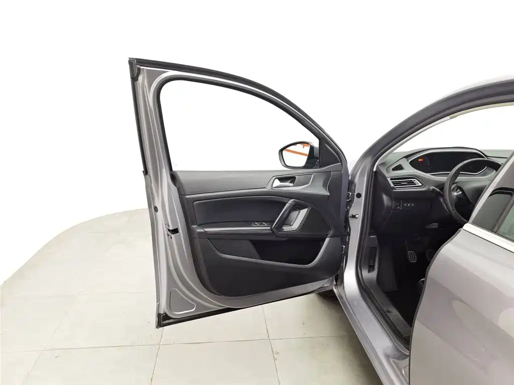 Peugeot 308 2016 1.6L MT Fashion