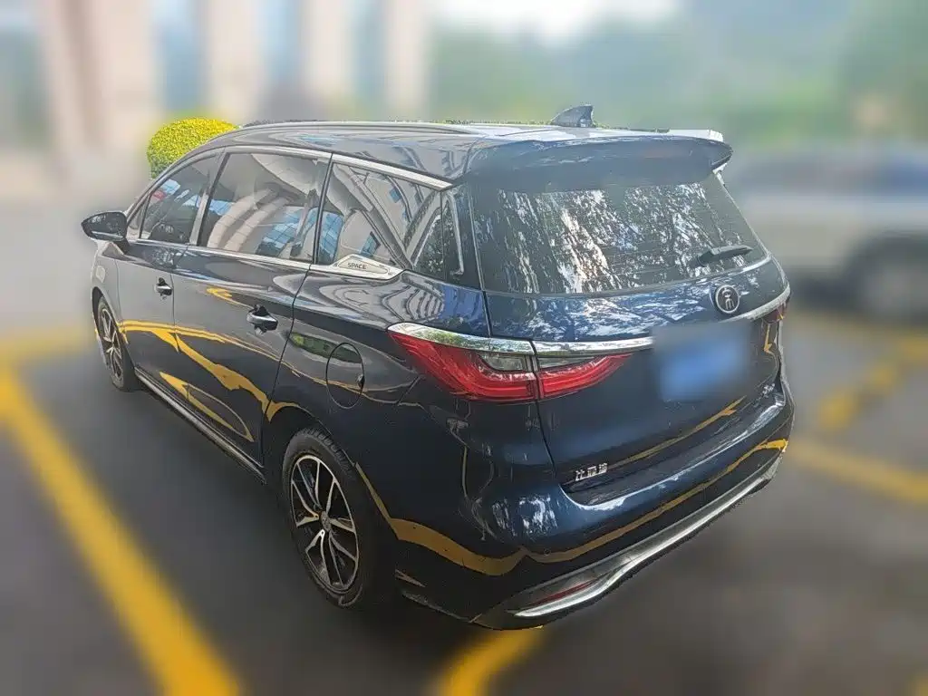 BYD MAX — миниатюра 4