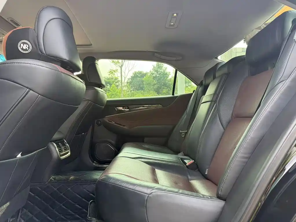 Toyota Crown — миниатюра 9