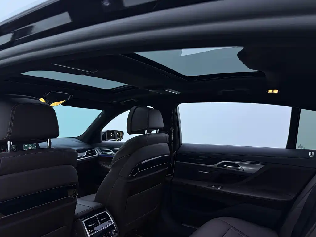 BMW 7 Series — миниатюра 7