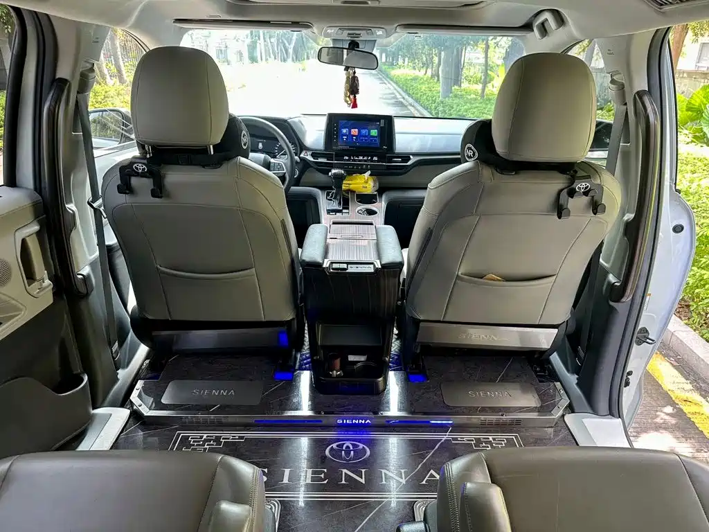 Toyota Sienna — миниатюра 10