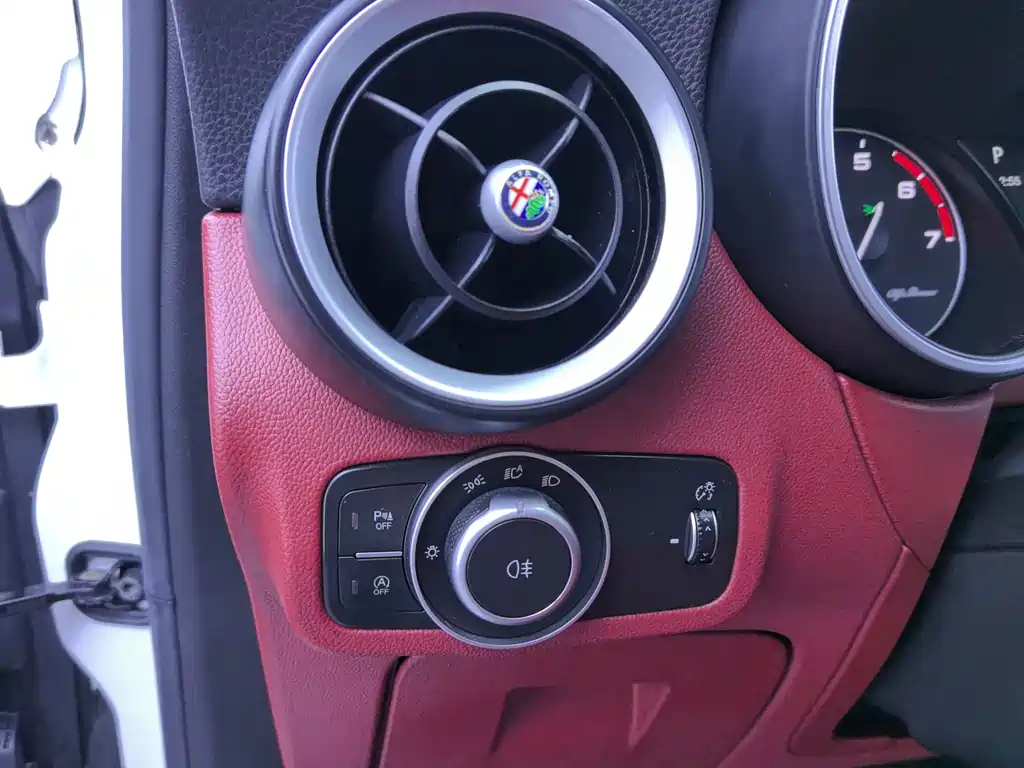 Alfa Romeo Stelvio — миниатюра 16