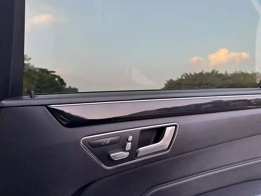 Mercedes-Benz E-Class — миниатюра 14