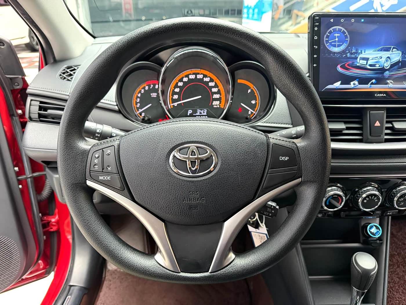 Toyota YARiS L Zhi Xuan 1.5 л 2022 г. желто-оранжевый, пробег 26000 км