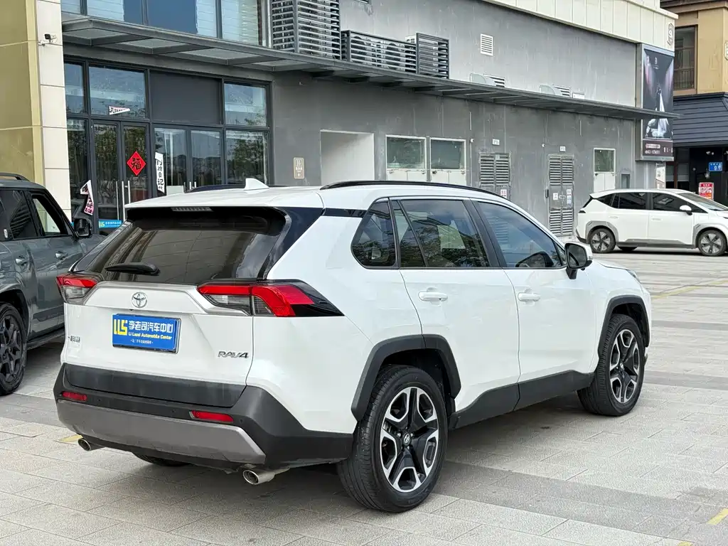 Toyota RAV4 — миниатюра 5