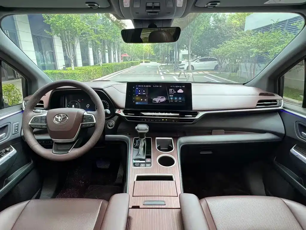 Toyota Granvia — миниатюра 14