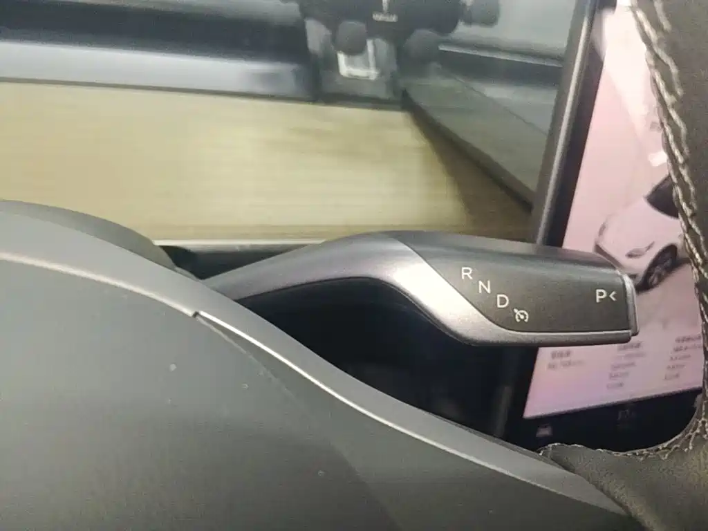 Tesla Model Y — миниатюра 14