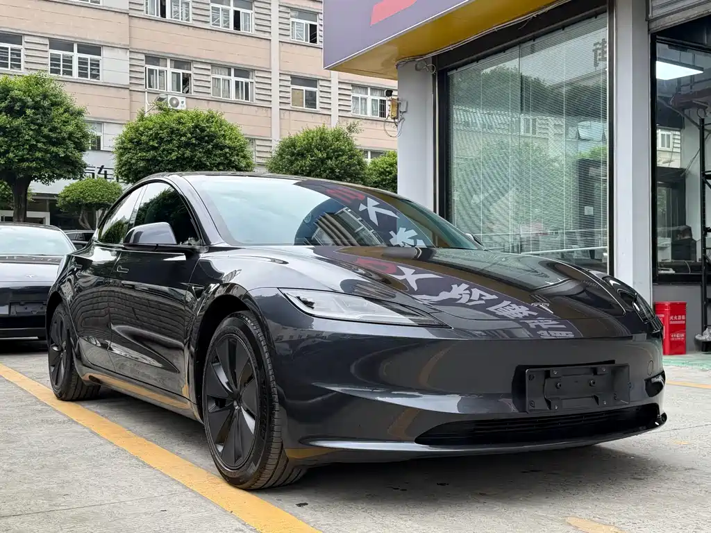 Tesla Model 3 — миниатюра 3