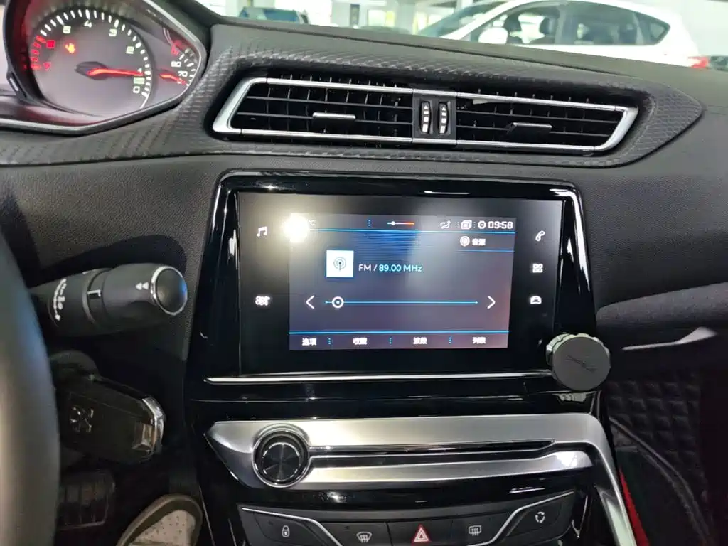 Peugeot 308 — миниатюра 13