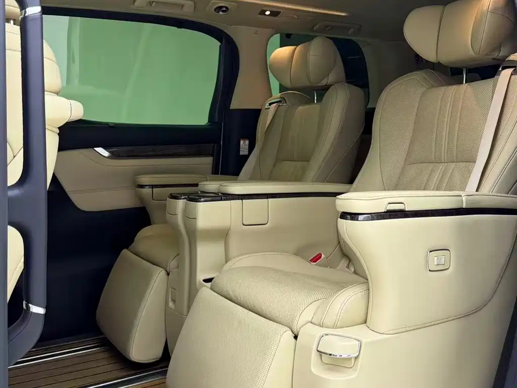 Toyota Alphard — миниатюра 6