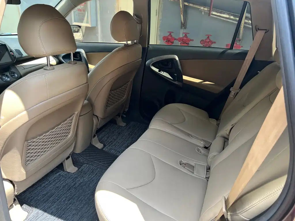 Toyota RAV4 — миниатюра 8