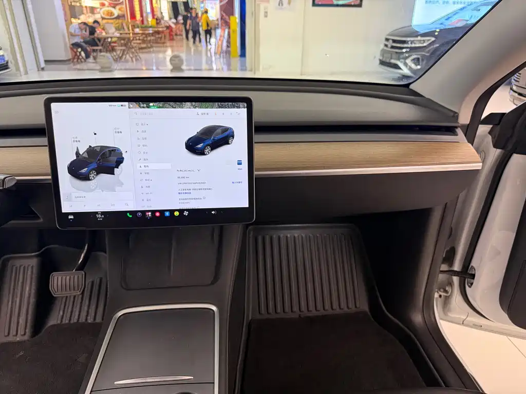 Tesla Model Y — миниатюра 17