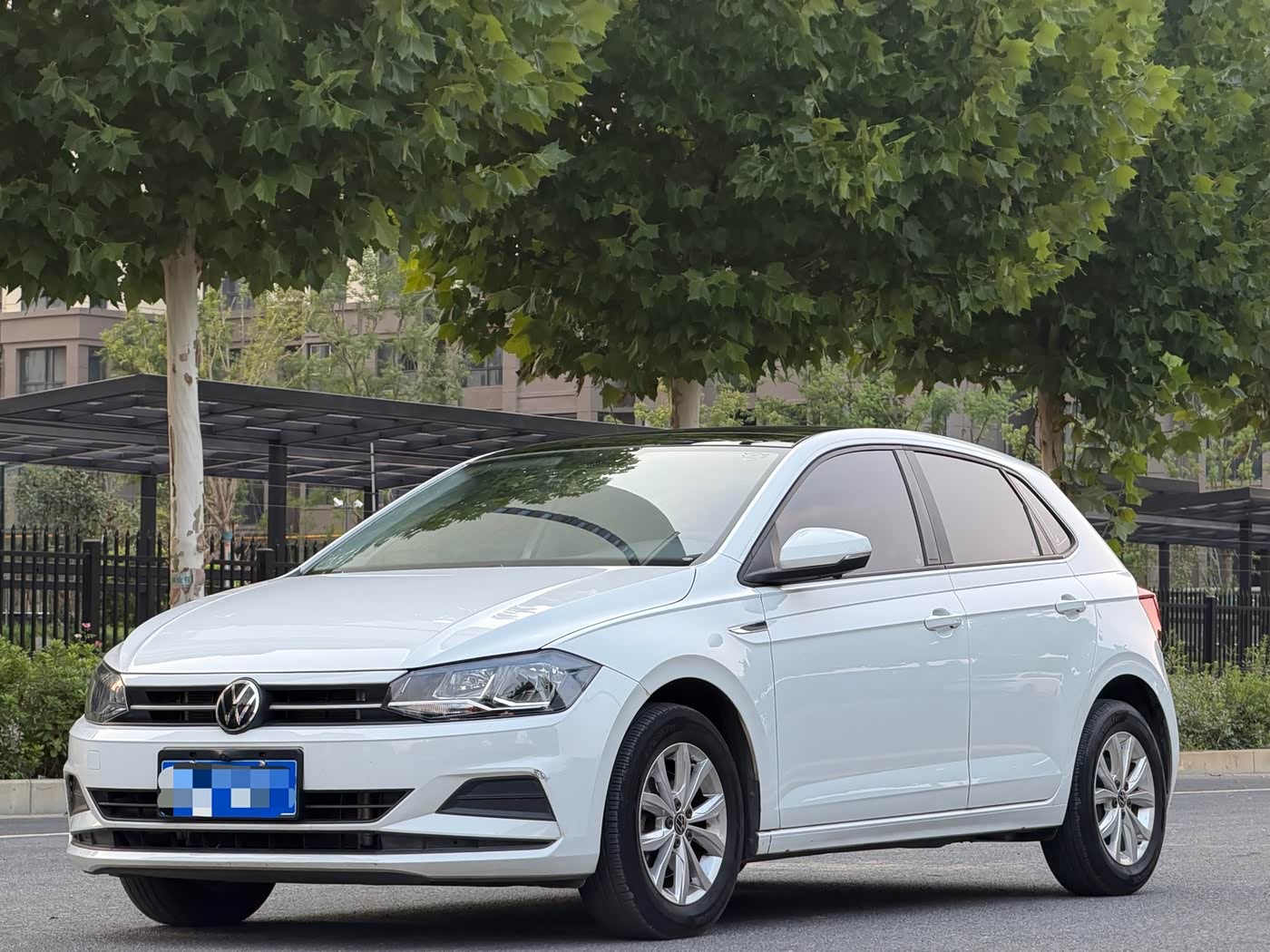 Volkswagen Polo 1.5 л 2023 г. Белый, пробег 28000 км