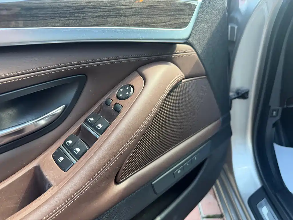 BMW 5 Series — миниатюра 13