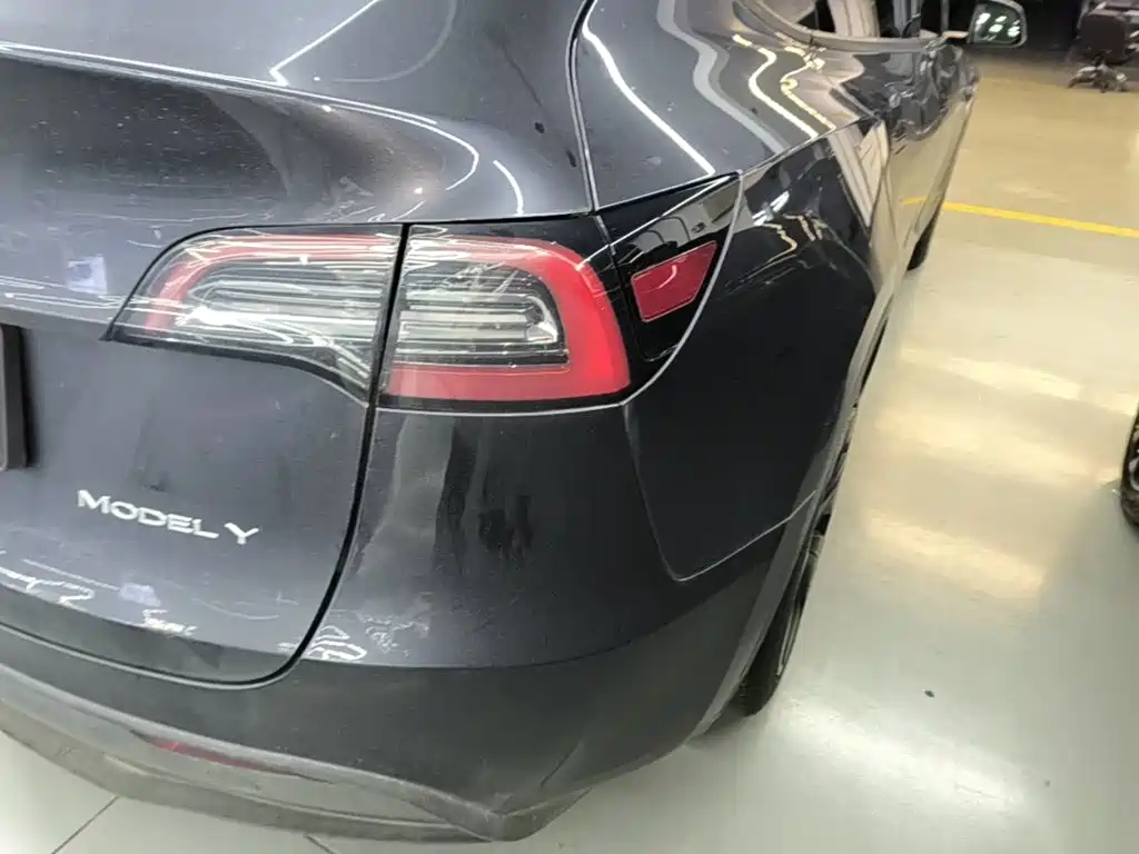 Tesla Model Y — миниатюра 8
