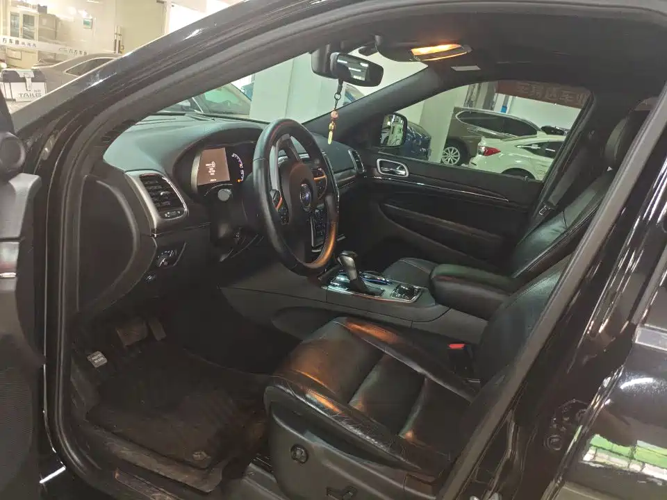 Jeep Grand Cherokee (Import) — миниатюра 7