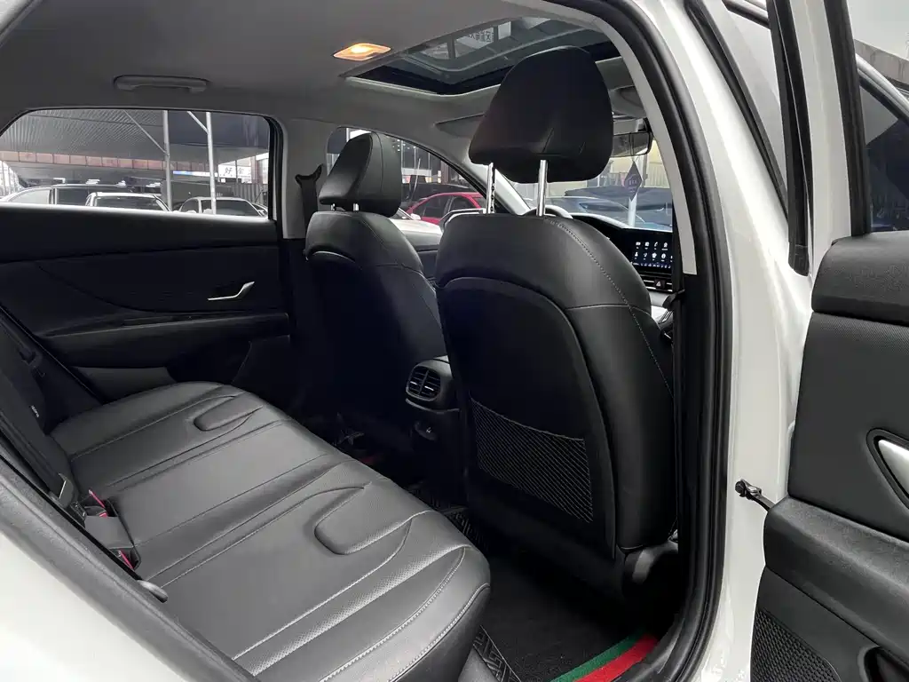 Hyundai Elantra — миниатюра 10