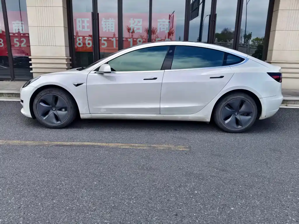 Tesla Model 3 — миниатюра 2