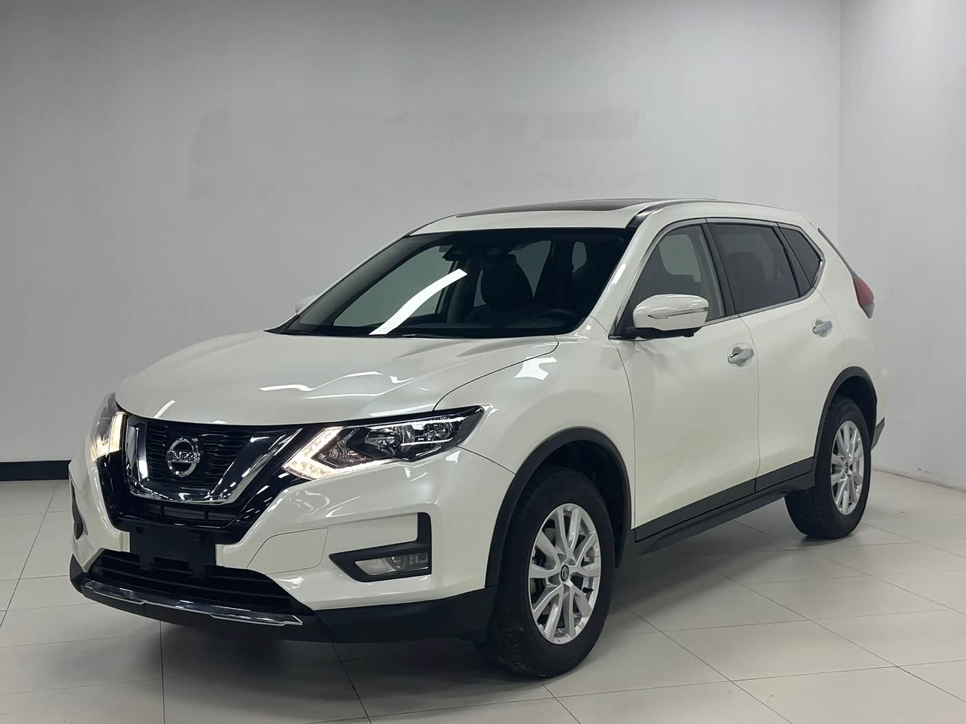Nissan X-Trail 2.0 л 2023 г. Белый, пробег 39000 км