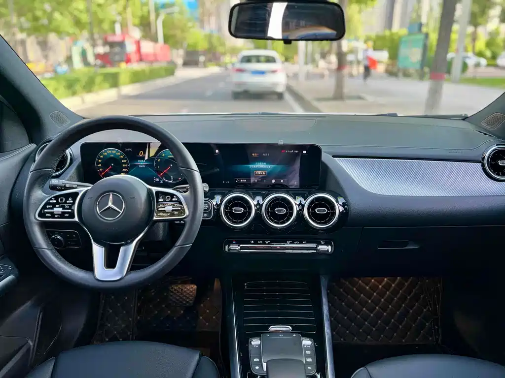 MERCEDES-BENZ GLA
