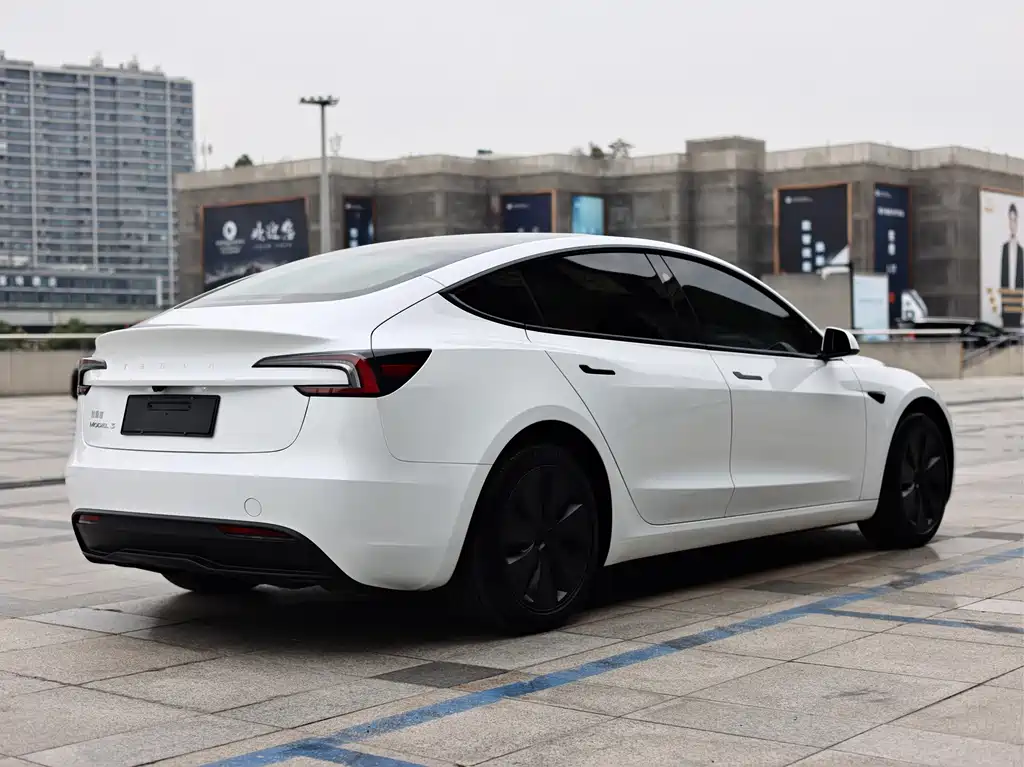 Tesla Model 3 — миниатюра 5