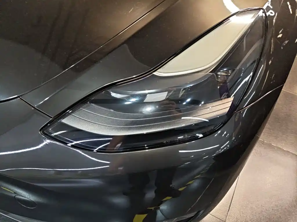 Tesla Model Y — миниатюра 24