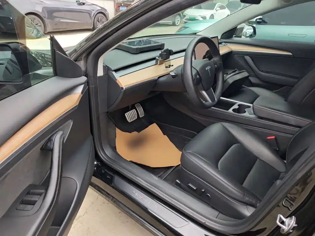 Tesla Model 3 — миниатюра 16