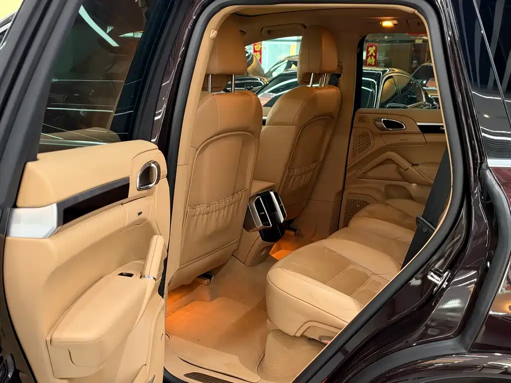 Porsche Cayenne — миниатюра 10