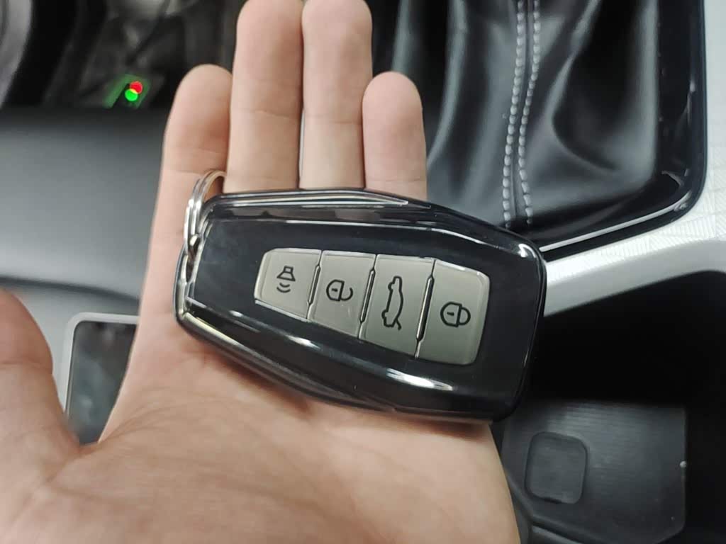 Geely Emgrand 1.5 л 2025 г. Серебристо-серый, пробег 6100 км