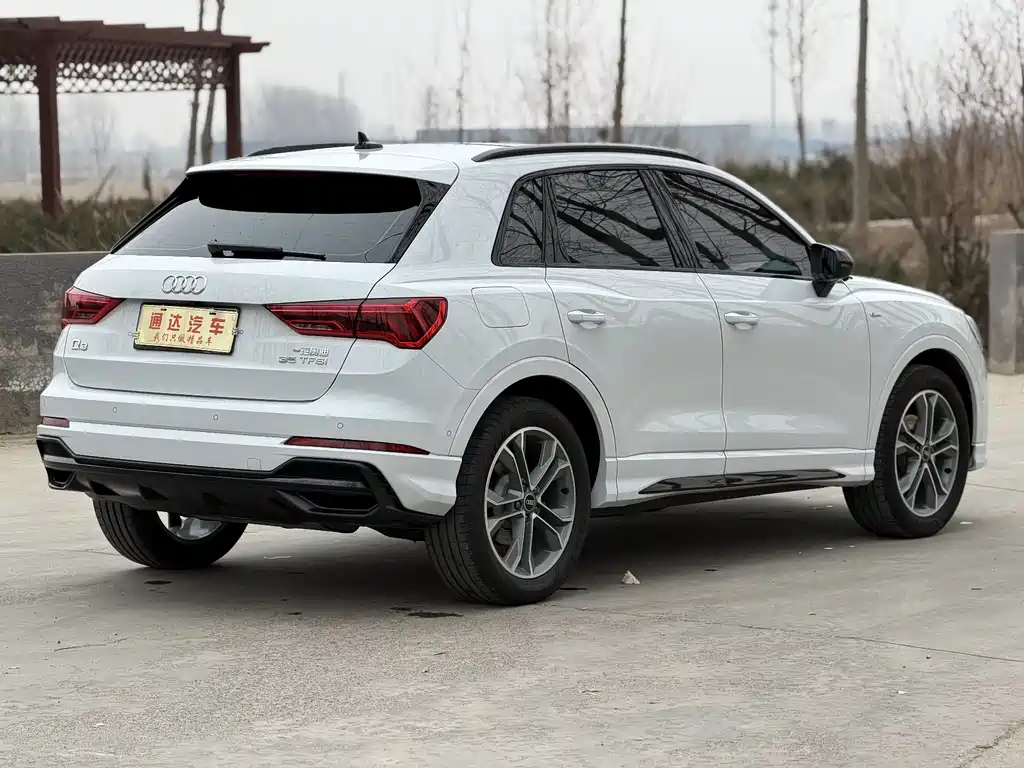 AUDI Q3