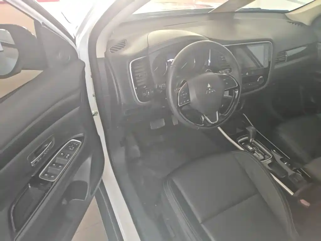 Mitsubishi Outlander — миниатюра 16