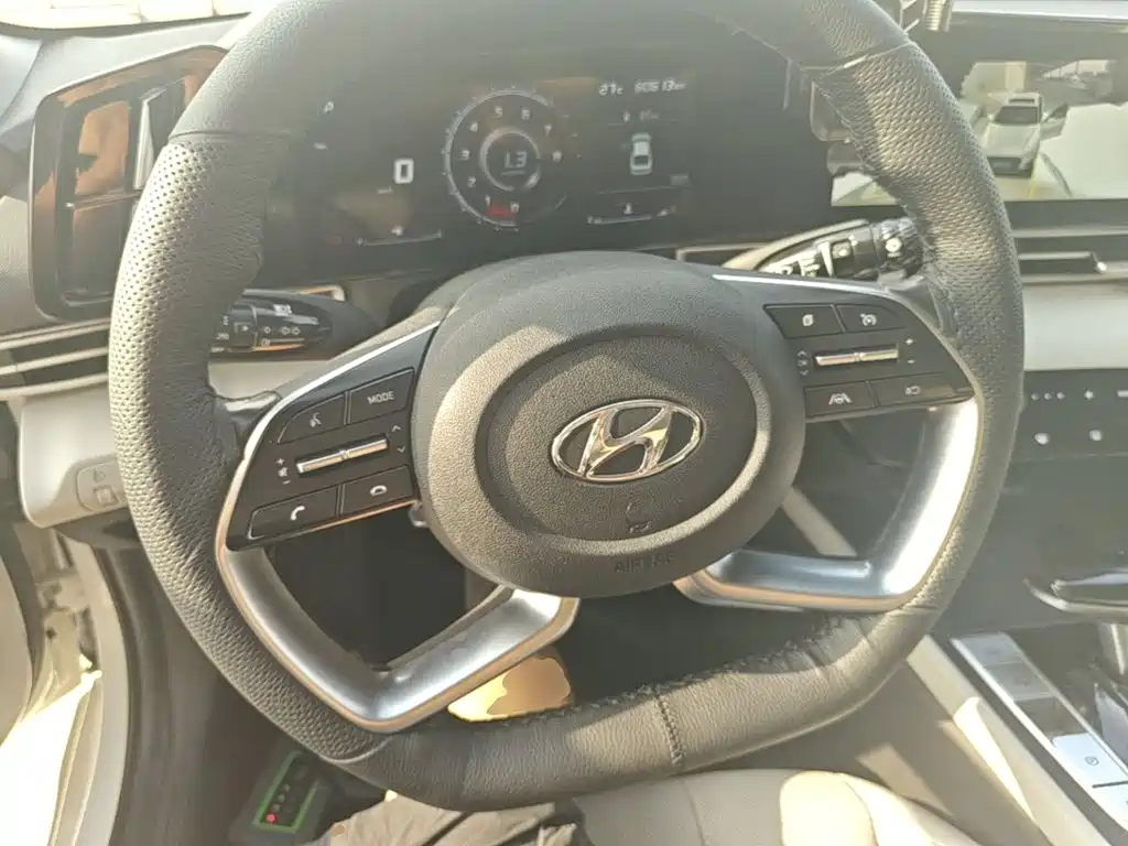 Hyundai Elantra — миниатюра 11