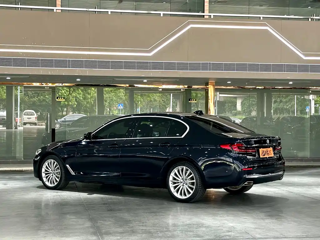 BMW 5 Series — миниатюра 13
