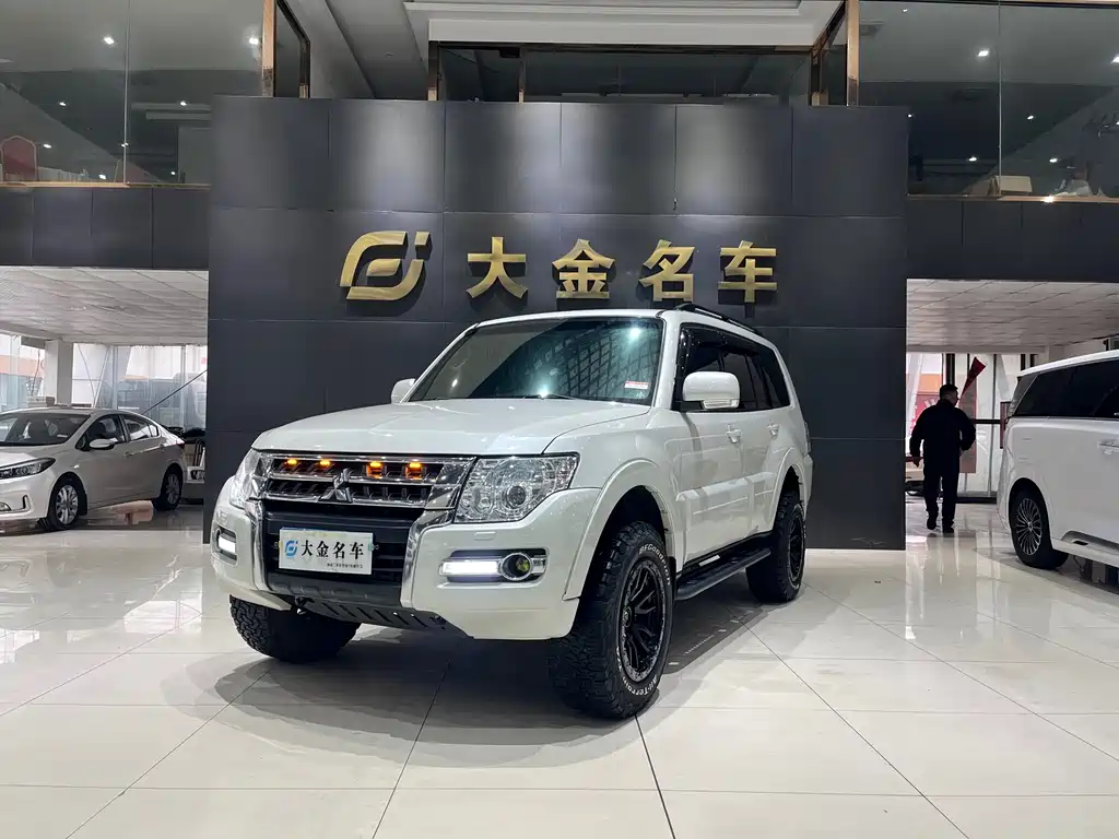 MITSUBISHI PAJERO