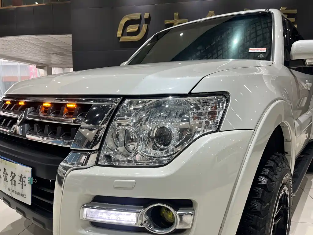 MITSUBISHI PAJERO