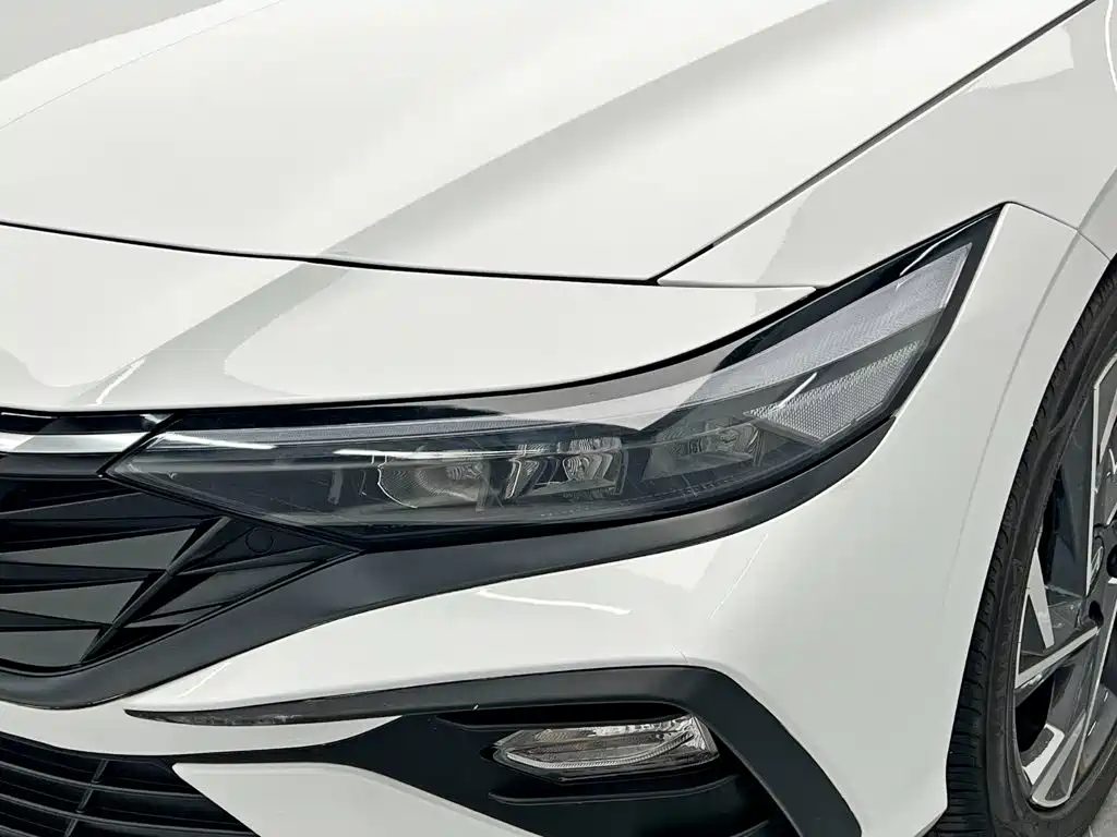 Hyundai Elantra — миниатюра 9