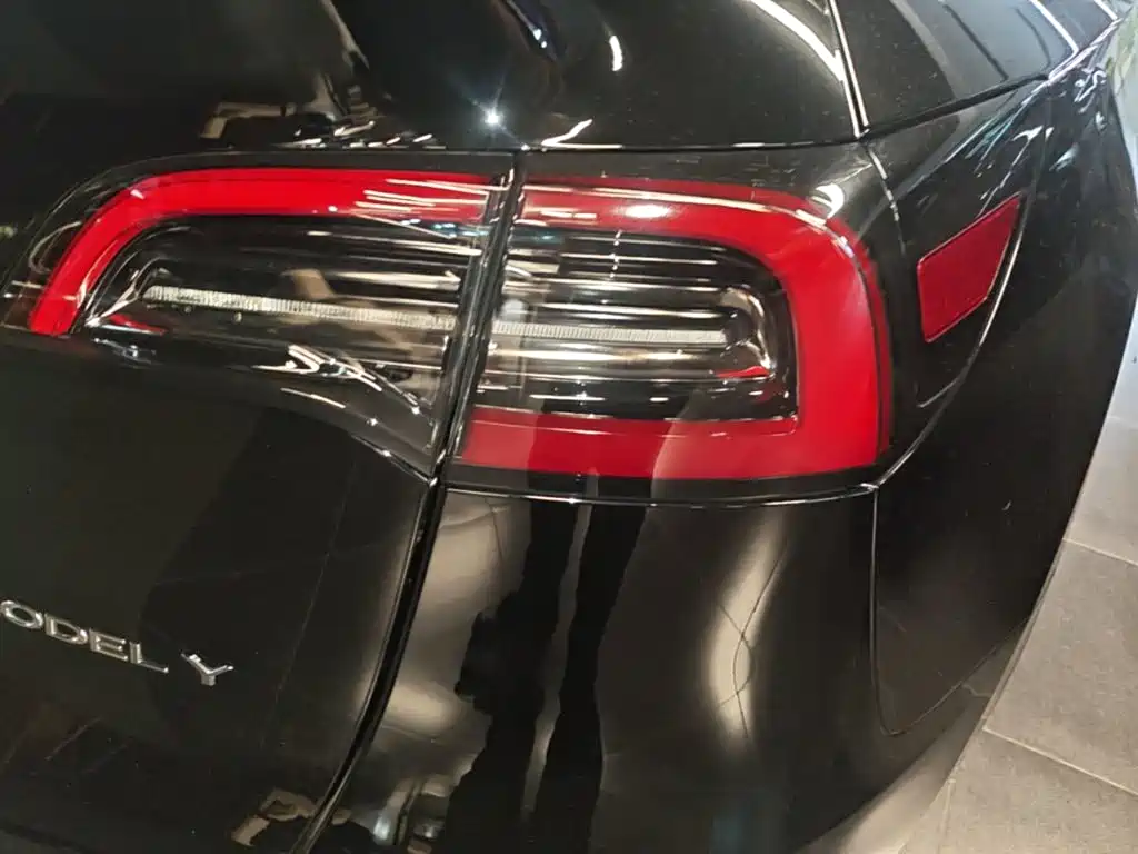 Tesla Model Y — миниатюра 8
