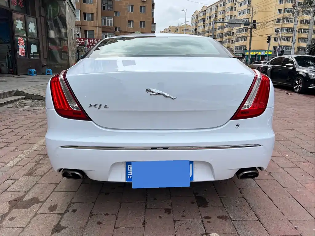 Jaguar XJ — миниатюра 6