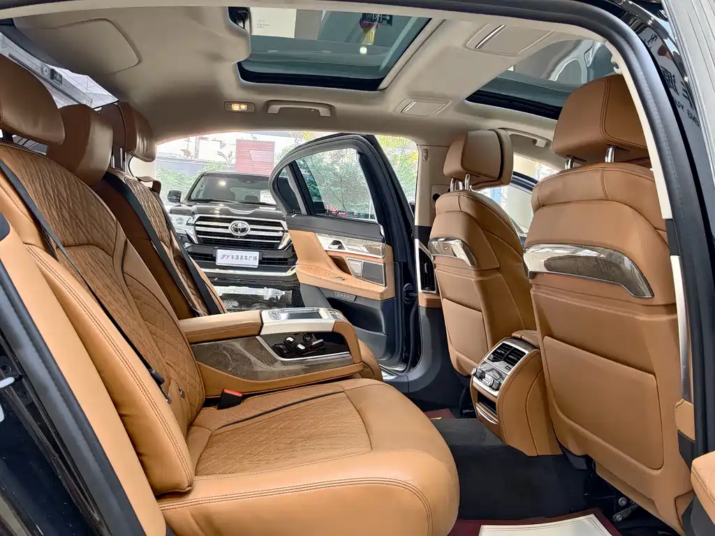 BMW 7 Series — миниатюра 10