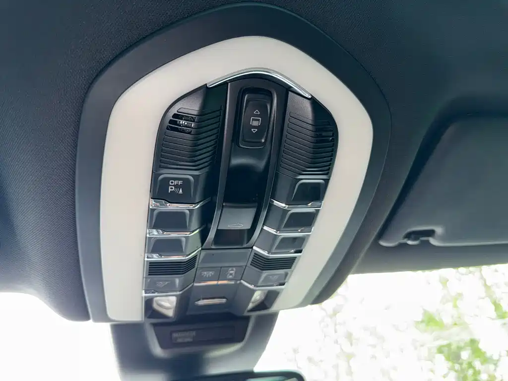 Porsche Macan — миниатюра 12