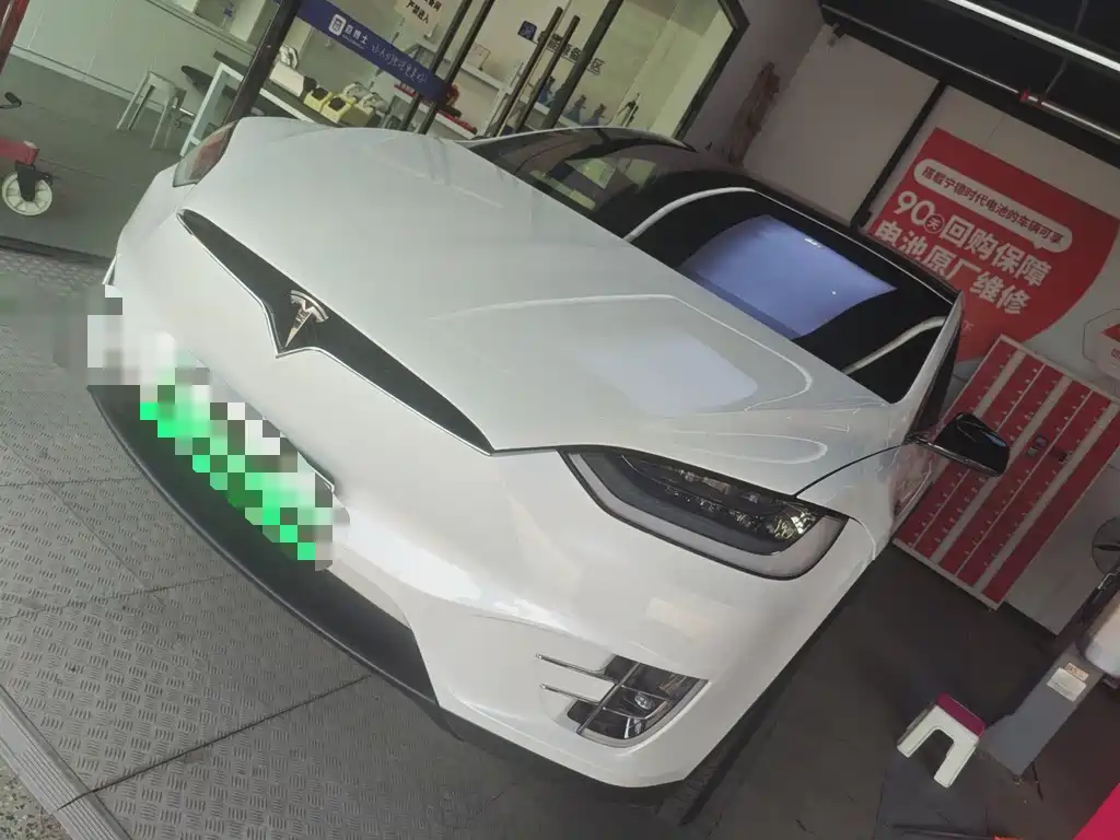 Tesla Model X — фото 1