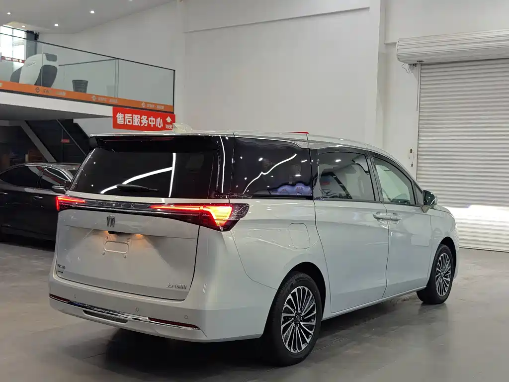 Buick GL8 Hybrid — миниатюра 6